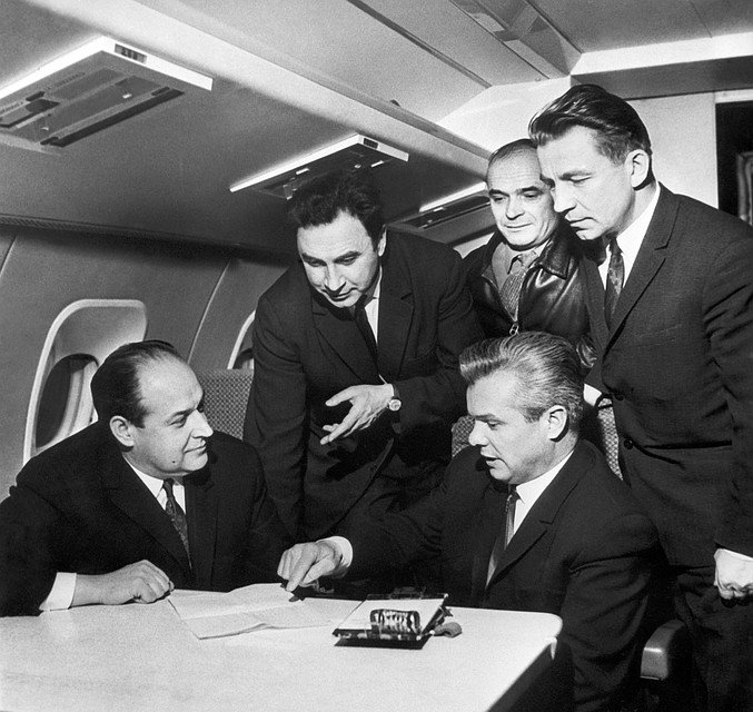 1968 год. Главный конструктор Андрей Туполев, ведущий инженер Владимир Бендеров, бортинженер Юрий Селиверстов, командир корабля Эдуард Елян и второй пилот Михаил Козлов в салоне сверхзвукового пассажирского авиалайнера Ту-144. Фото ТАСС