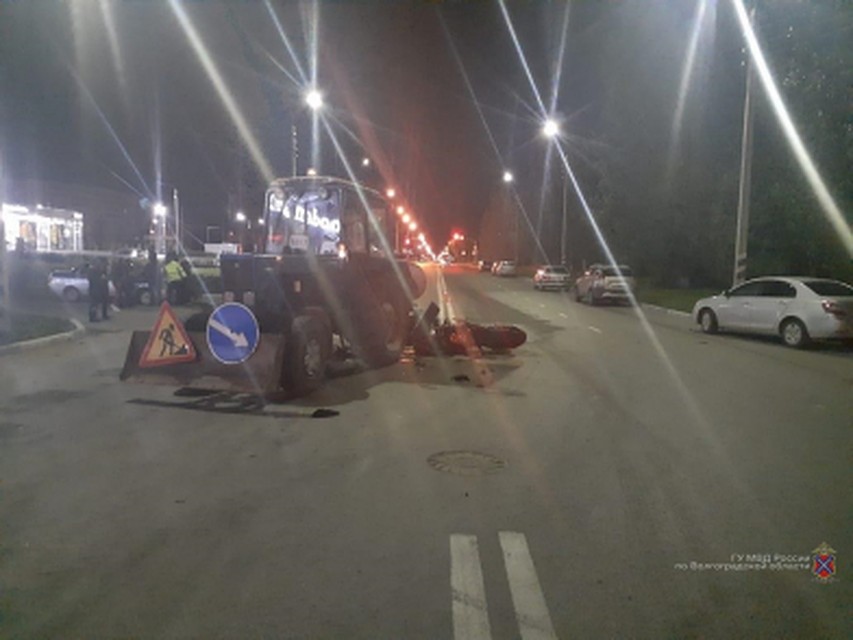 Мотоцикл врезался в трактор. Фото: ГУ МВД по Волгоградской области