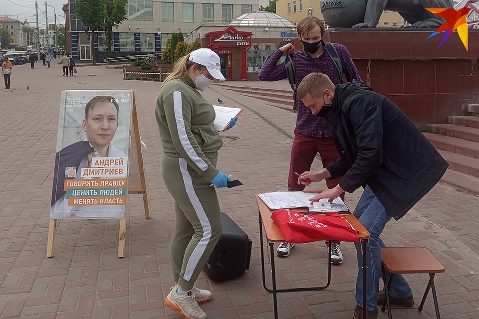 Сборщики подписей за альтернативных кандидатов: "Давайте мы подпишемся вам, а вы - нам!". Фото: Наталья ПАРТОЛИНА