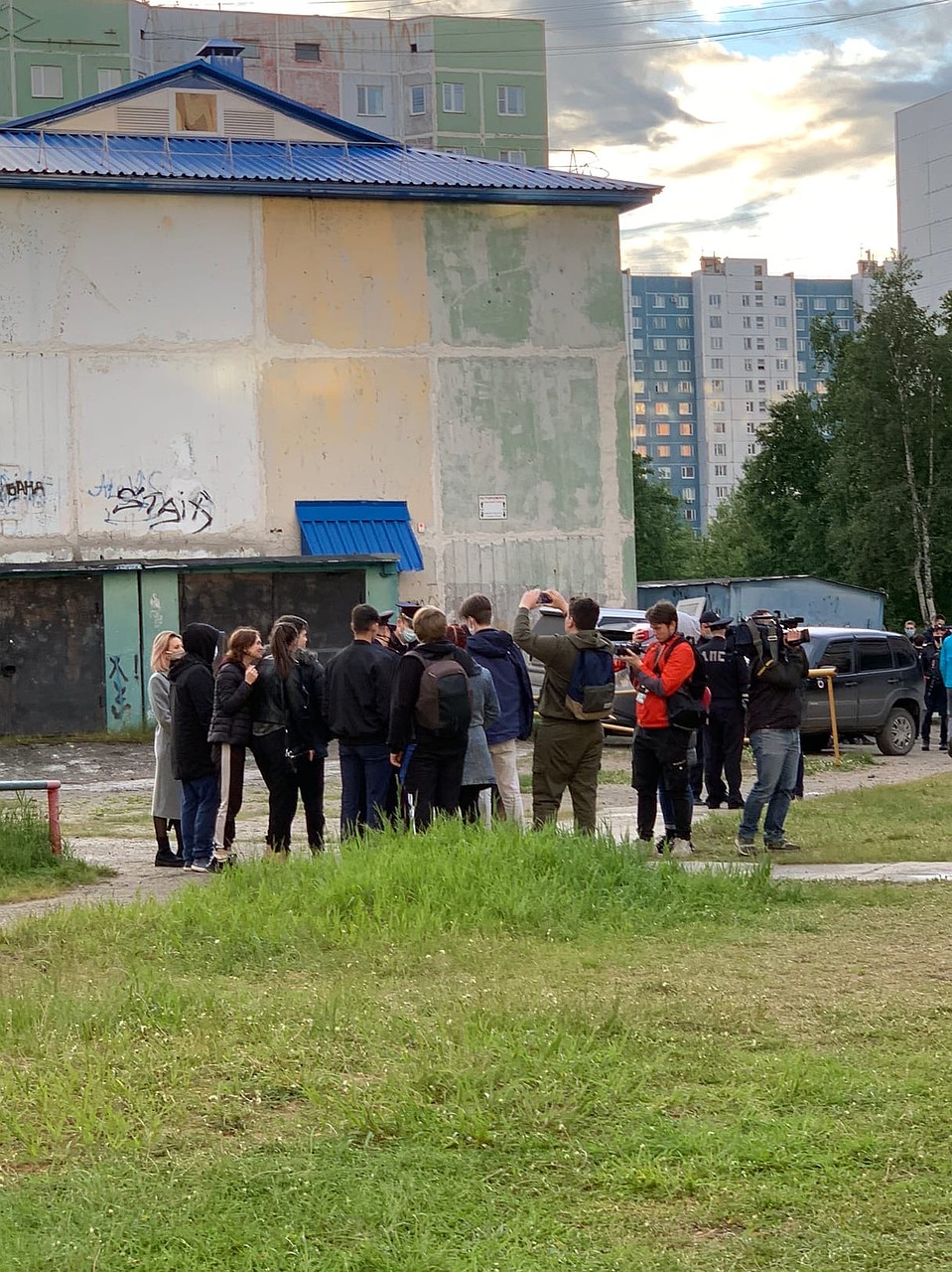 На задержание учителя приехал ОМОН и 3 машины полиции. Фото: Людмила Назарова (ЧП в Нижневартовске)