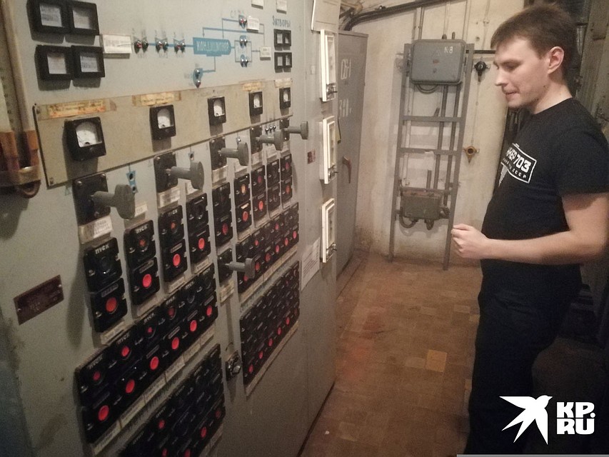 Инженер по гражданской обороне Петр Ефименко у пульта дистанционного управления системами безопасности и жизнеобеспечения бункера. Все работает. Фото: Владимир ПЕРЕКРЕСТ