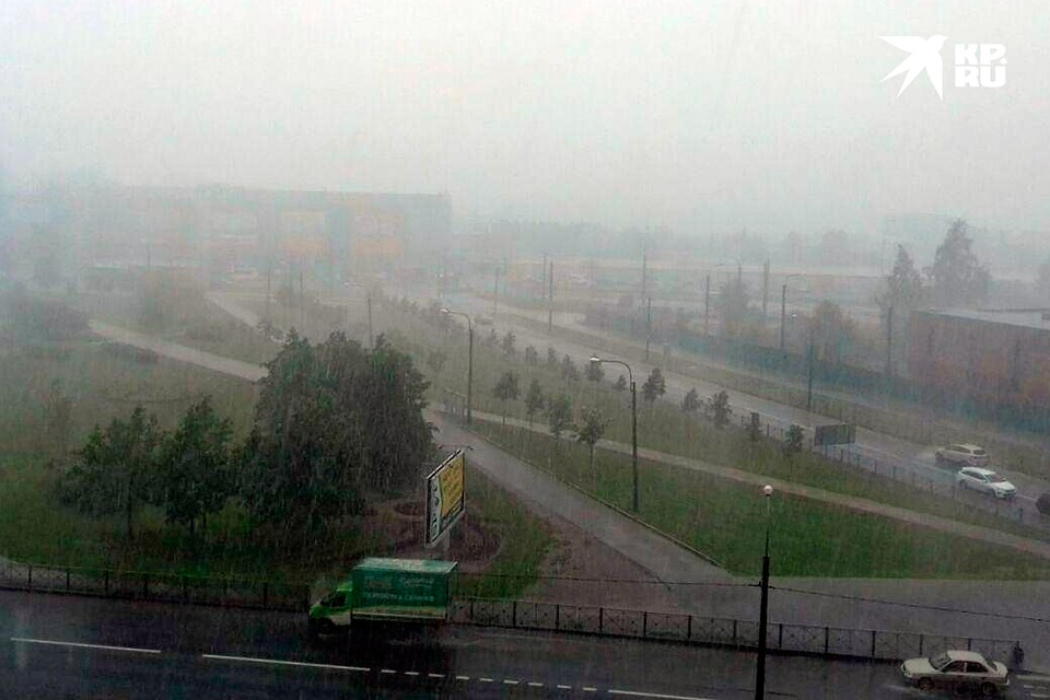 Однако гроза все же внесла свои коррективы в отдых горожан. Фото: Дмитрий РОЖДЕСТВЕНСКИЙ