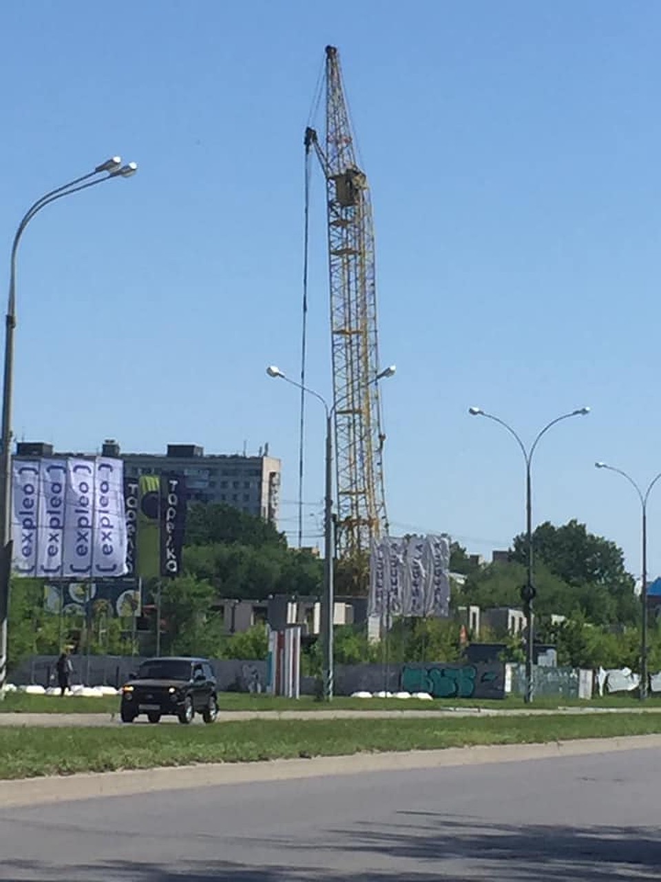 Из-за угрозы падения крана пришлось частично перекрыть проезжую часть Фото: Facebook