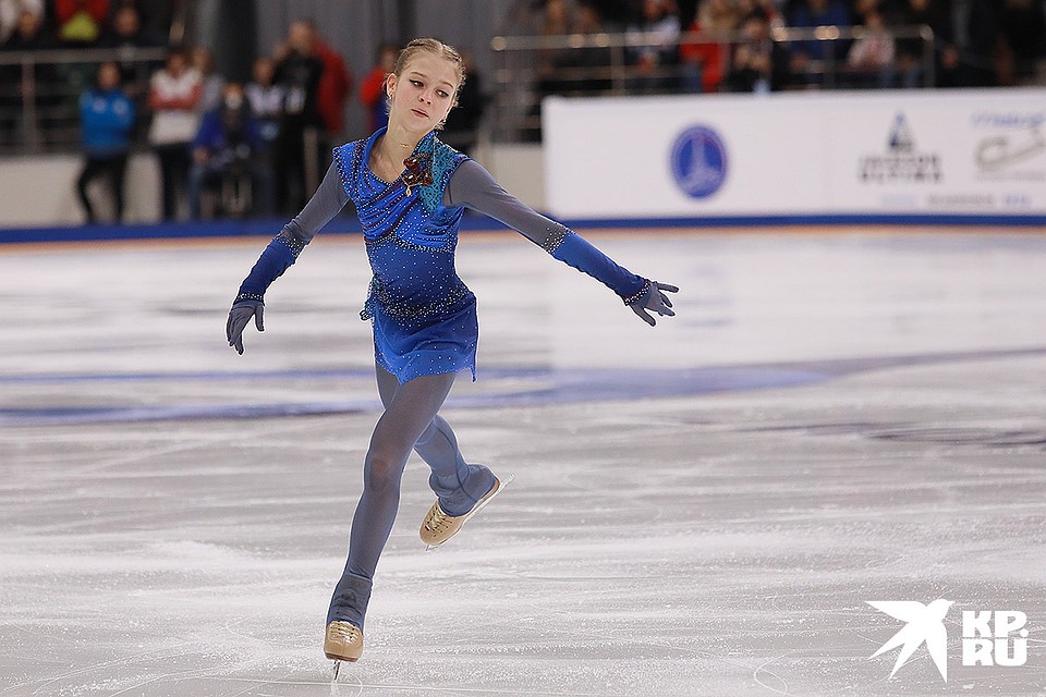 Александра Трусова во время выступления в произвольной программе женского одиночного катания на чемпионате России по фигурному катанию, декабрь 2019 г. Фото: Мария ЛЕНЦ