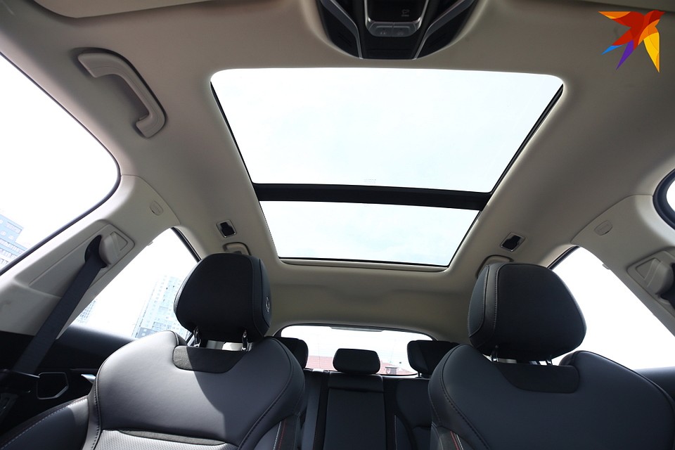 В Geely FY11 есть панорамная крыша. Фото: Святослав ЗОРКИЙ