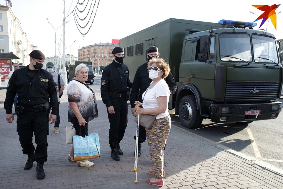Некоторые прохожие возмущались отсутствием общественного транспорта. Фото: Святослав ЗОРКИЙ