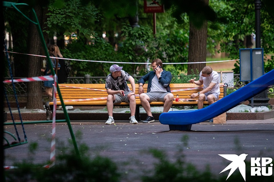 Формально до 23 июня сидеть на лавочках нельзя. Фото: Андрей АБРАМОВ