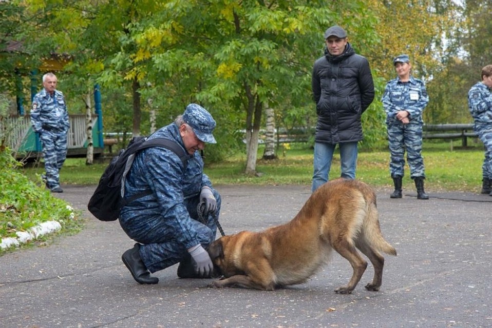 Николай Леонов и Баско. фото из архива пресс-службы УМВД России по Белгородской области.