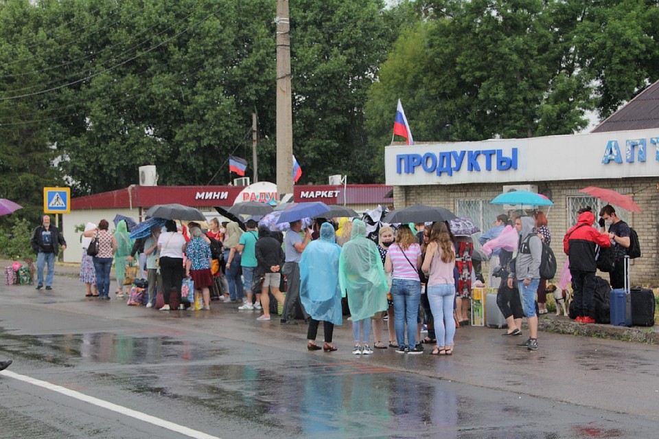В Еленовке собралось несколько десятков людей Фото: Андрей ТРУБЕЦКИЙ