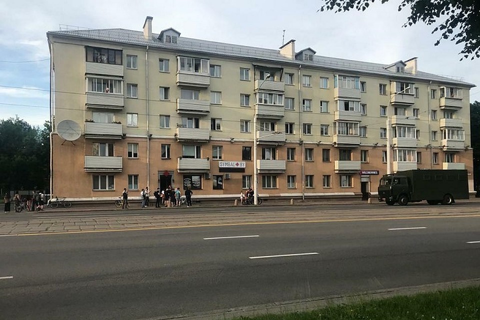 Внезапно к магазину подъехал автозак и начались задержания. Фото: читатель "КП"