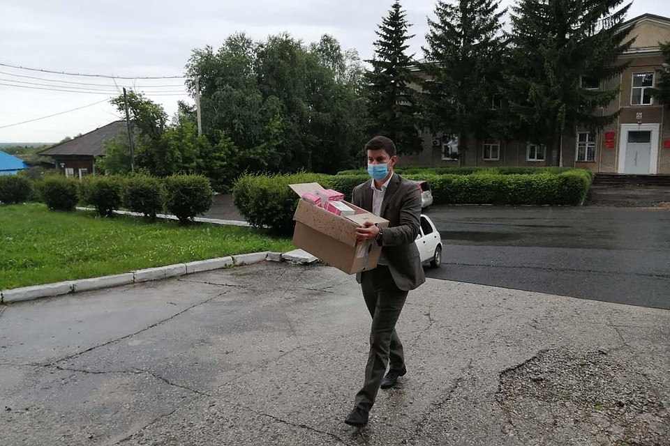 Алтай-Кокс помог администрации Заринского района приобрести бесконтактные термометры для образовательных учреждений. Фото: из архива компании