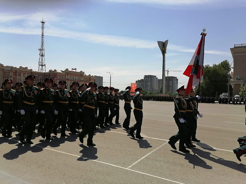 Колонны военных пошли по Театральной площади Фото: Юрий ПОЗДНЯК