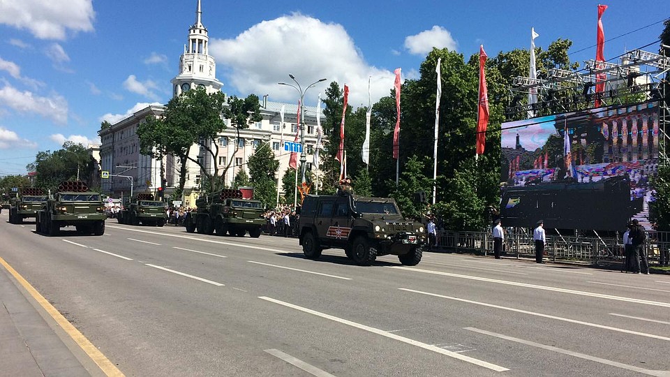 За асфальт бояться не стоит - вся военная техника "обута" в специальные "башмаки" Фото: Татьяна МИСТЮКОВА
