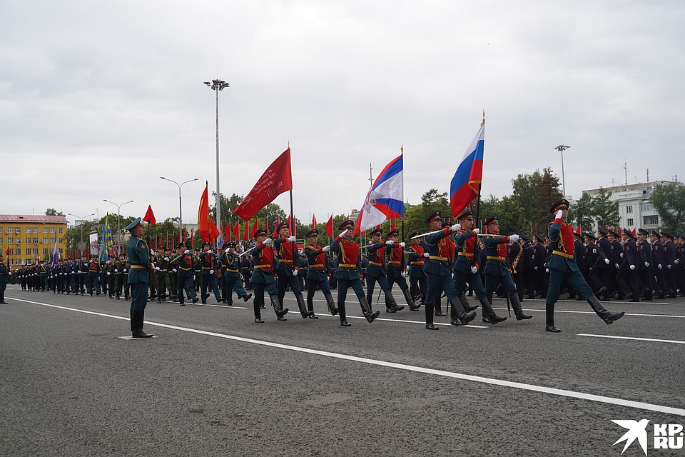 В руках у военных винтовки Мосина Фото: Светлана МАКОВЕЕВА