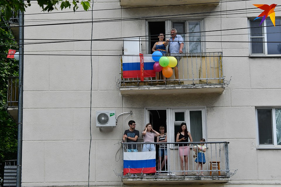 Зрители - жильцы соседних домов Фото: Кирилл ВЕРШИНИН