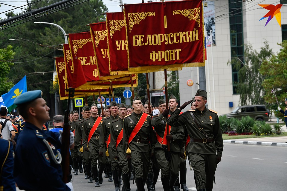 Прошли торжественным маршем и военнослужащие, одетые в форму времен Великой Отечественной войны Фото: Кирилл ВЕРШИНИН