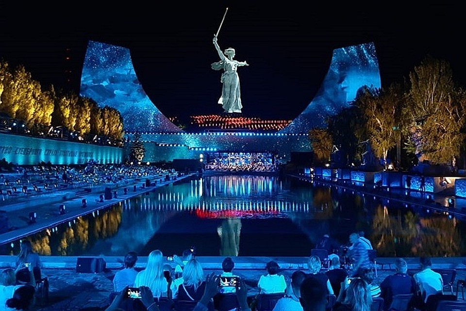 ЗD-мэппинг впервые охватил сразу половину мемориала на Мамаевом кургане. Фото: Екатерина СИМОХИНА
