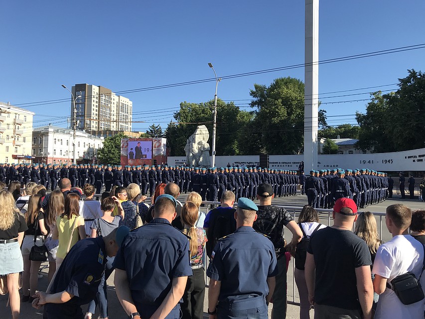 Люди стояли бок-о-бок. Фото: Константин МОГИЛИН