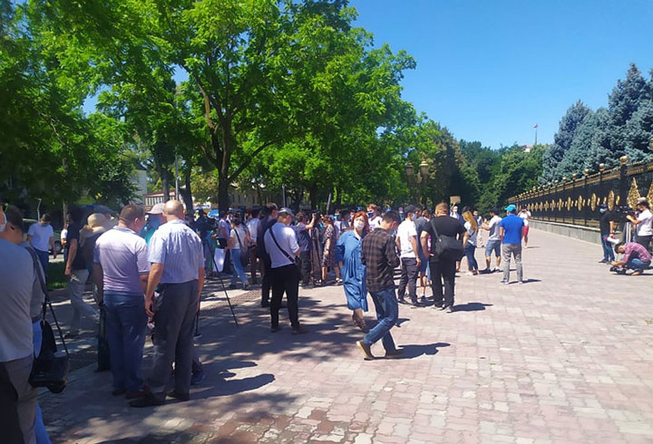 Митинг у Дома правительства против принятия законопроекта. Фото: Мааданбек КАПАРОВ