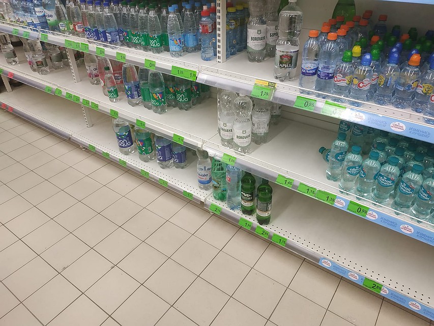 На полках с водой в магазинах осталась в основном минералка и вода с ароматизаторами, обычную питьевую воду найти сложно Фото: Ольга ШЕСТАКОВА