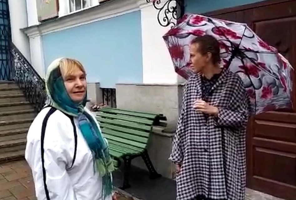 Ксения Собчак утром ждала схиигумена у Иоанно-Предтеченского храма на улице Репина в Екатеринбурге Фото: Евгений СТОЯНОВ