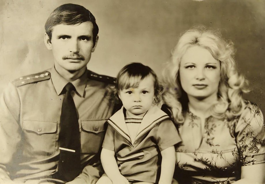 Семейное фото 80-х годов: Светлана, Виктор и маленькой Георгий. Фото: семейный архив.