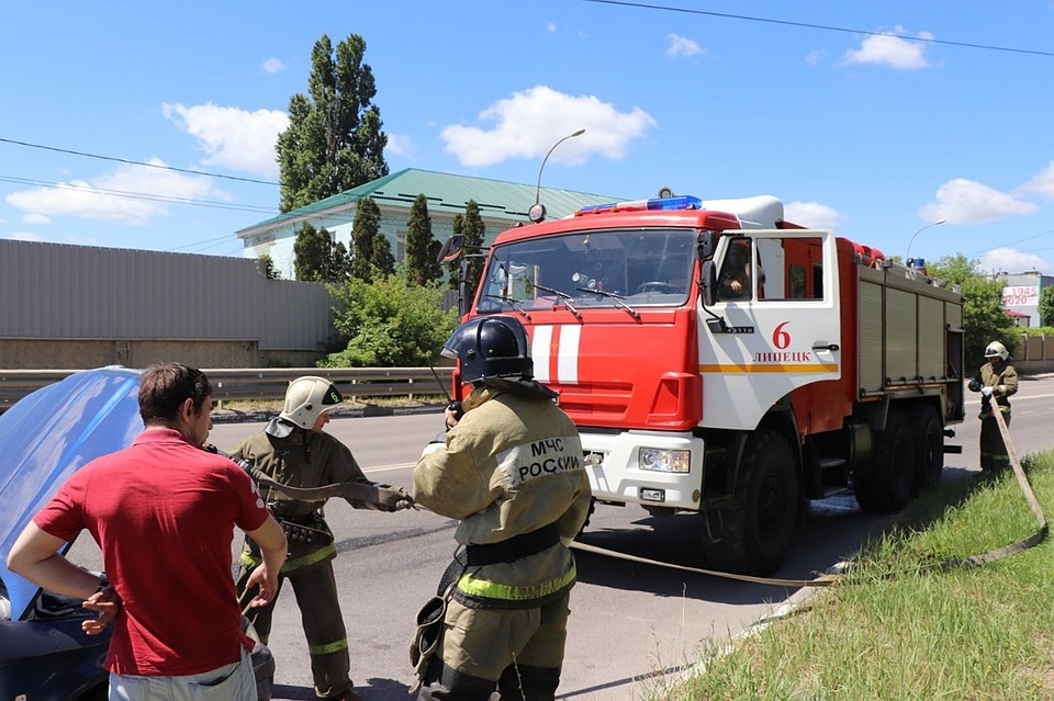 В Липецке на ходу загорелась машина Фото: Пресс-служба ГУ МЧС Липецкой области.