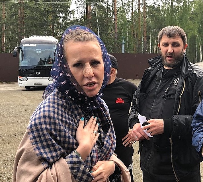 Ксения прилетела в Екатеринбург, чтобы снять фильм об опальном отце Сергии. Фото: Олег ГАЛИМОВ
