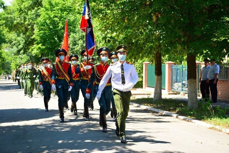 Перед ветеранами прошли маршем курсанты Донецкого военного училища. Фото: ОД «ДР»