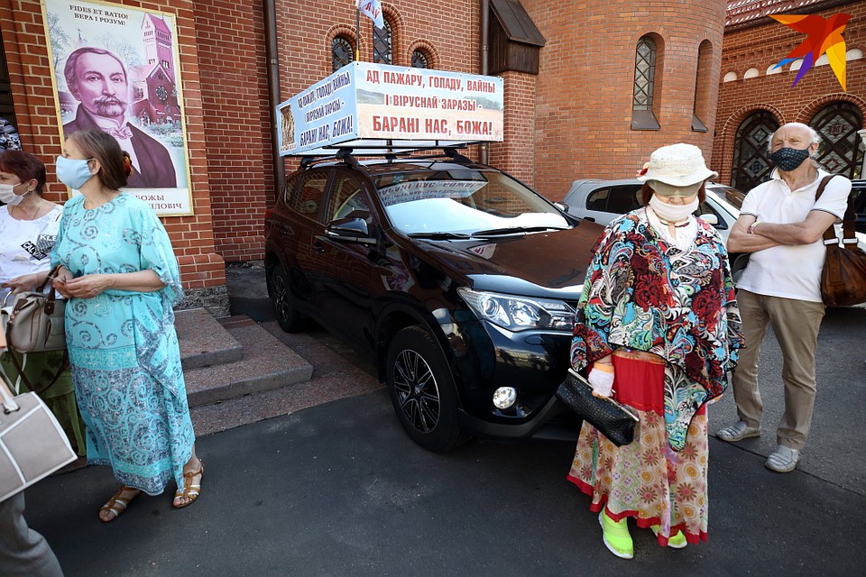 Сопровождать Владислава Завальнюка будет автомобиль. У ксендза будет возможность зарядить моноколесо Фото: Святослав ЗОРКИЙ