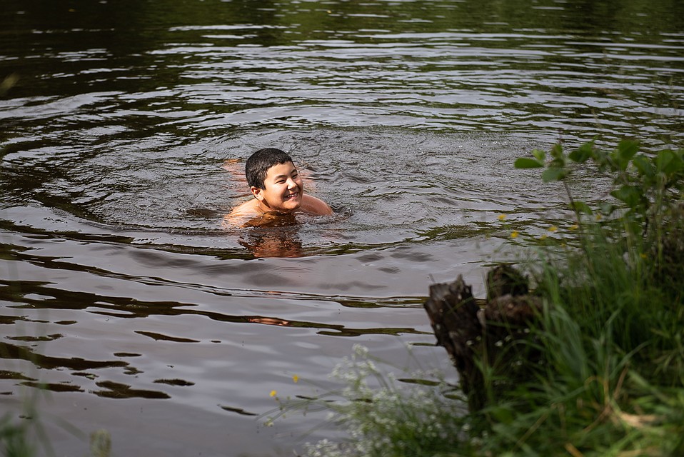 В озере у деревни Смолькино очень чистая теплая вода. Фото: Ксения ТИМОФЕЕВА