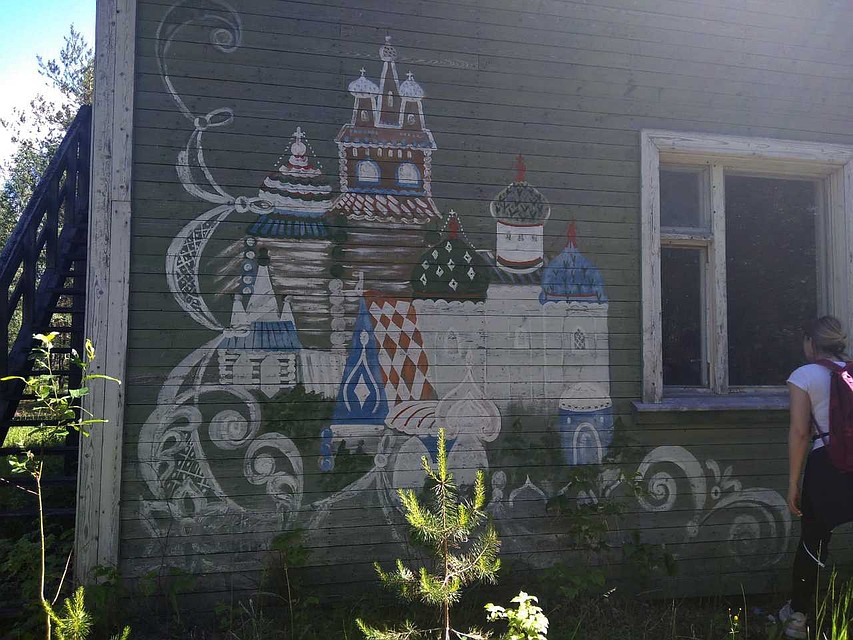 Красивые рисунки напоминают, что лагерь был территорией творчества Фото: Анастасия МАШКАЛЕВА