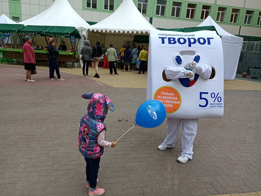 Тюменцы впрок закупаются продукцией "Тюменьмолоко" на ярмарках, отмечая выгоду ярмарочной цены Фото: Ирина Ромашкина