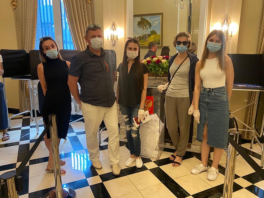 В нью-йоркскую дипмиссию в полном составе для голосования прибыл сменный экипаж одного из самолетов «Аэрофлота» Фото: Алексей ОСИПОВ