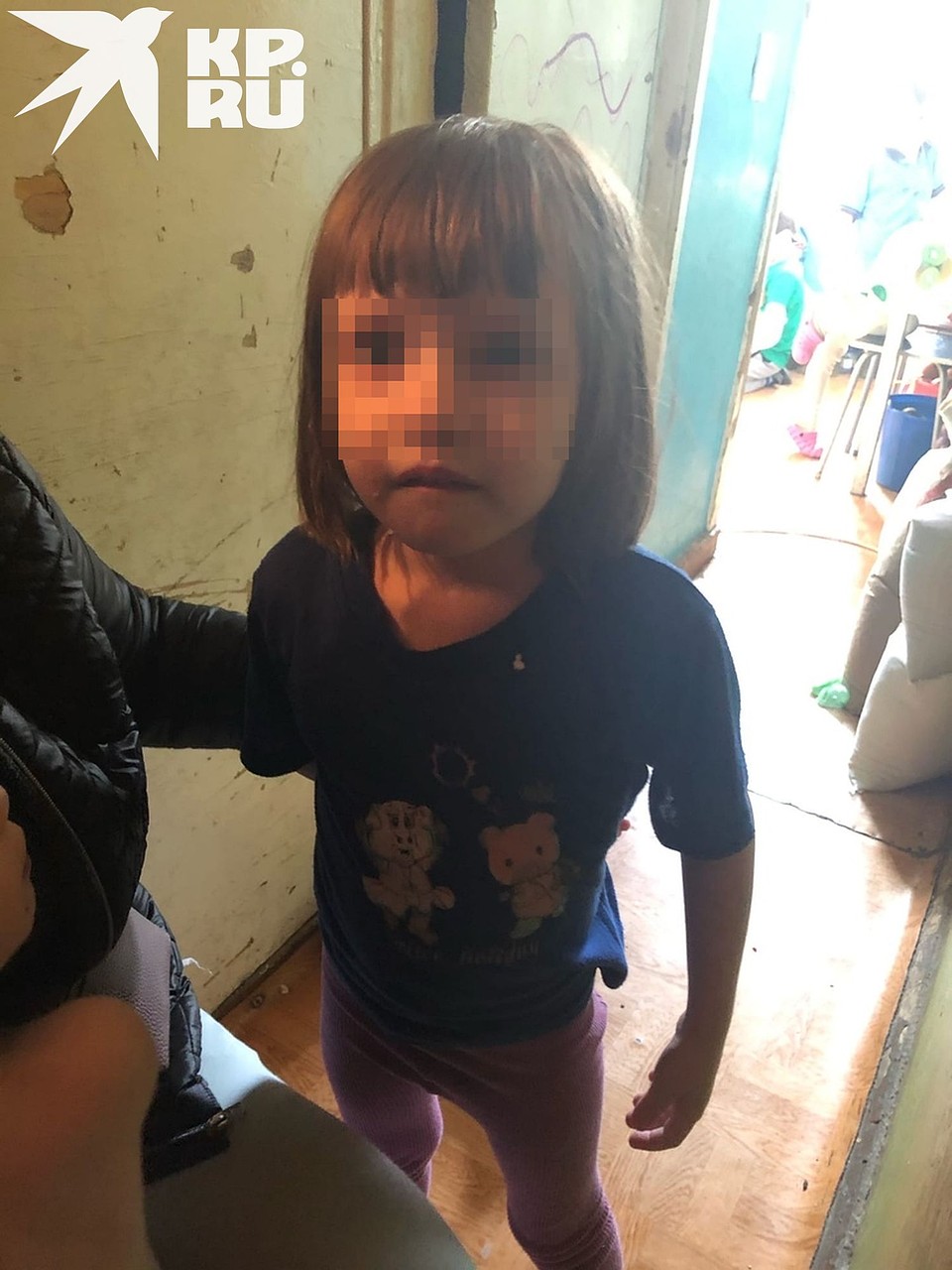 По словам старших дочерей, их сестры и братья ходят в плохой одежде, постоянно голодные. Фото: Анна Тажеева.