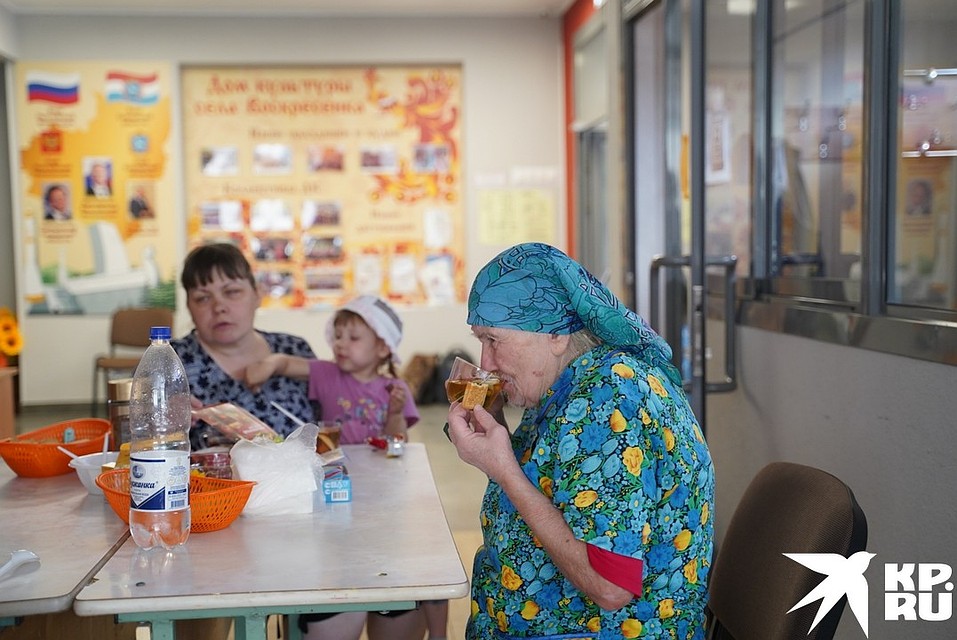 Выселенных на время ЧП жителей накормили в столовой Фото: Светлана МАКОВЕЕВА