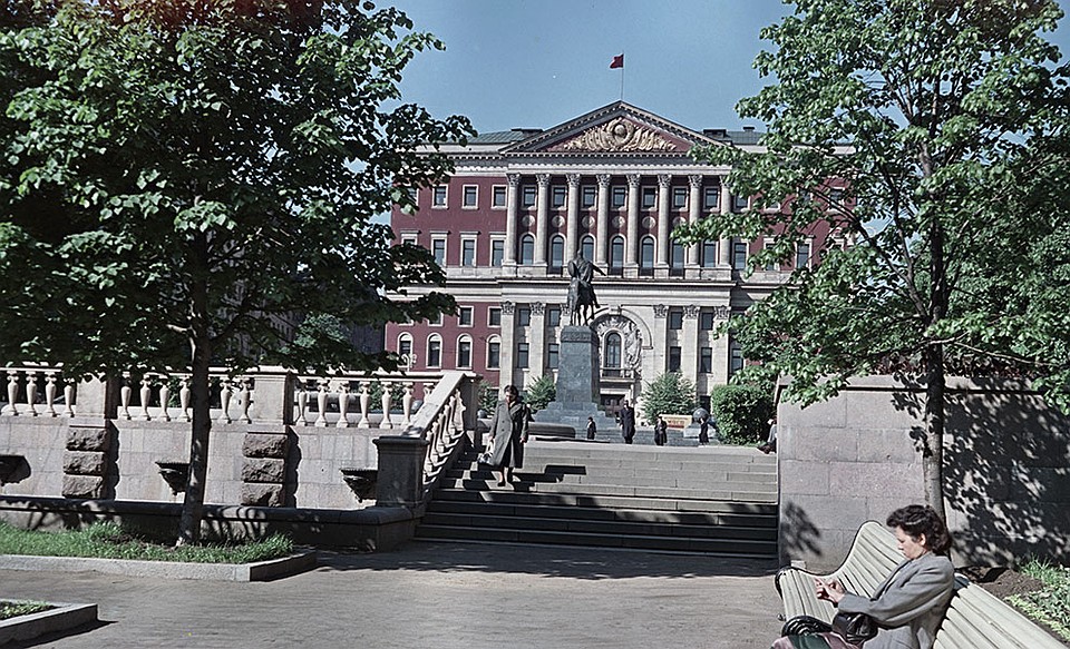 1955 г. Здание Московского городского совета (Моссовета) на Советской площади. Точная дата съемки не установлена. Фото: Сергей Иванов-Аллилуев/ТАСС