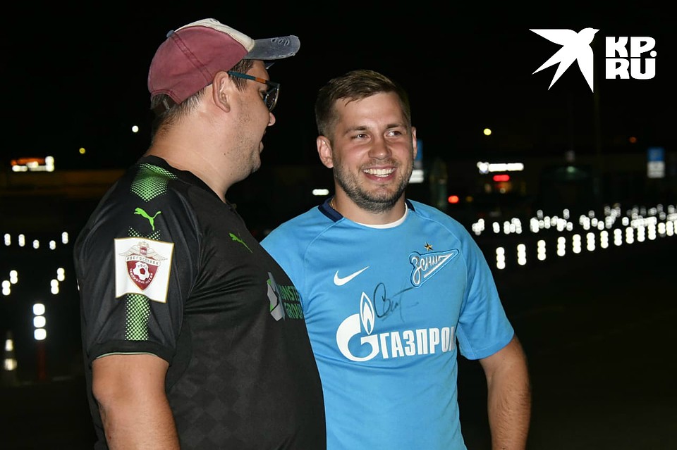Друзья оделись в форму сегодняшних соперников - "Краснодара" и "Зенита" и пришли провожать победителей Фото: Кирилл ВЕРШИНИН
