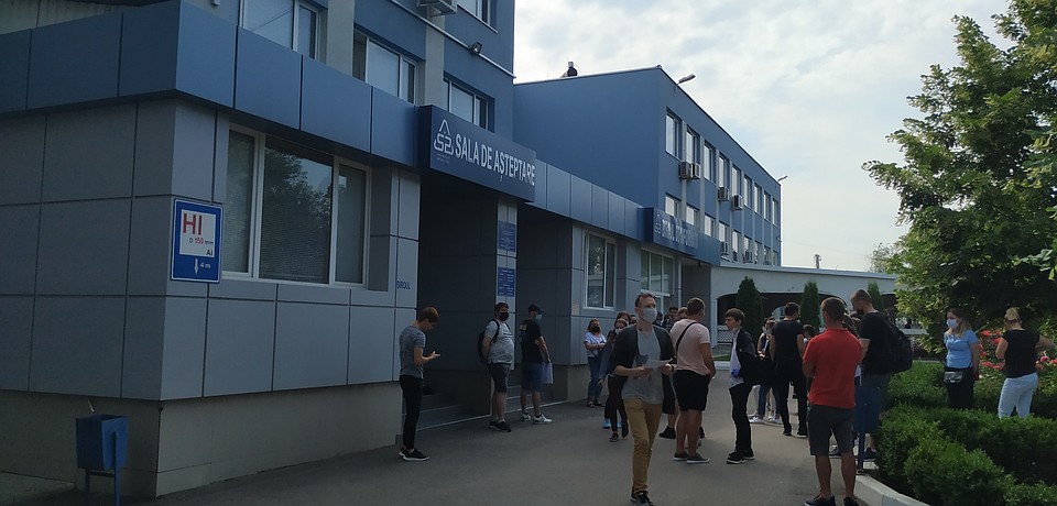 Желающих сдать (и пересдать) на водительские права много Фото: Наталья СИНЯВСКАЯ