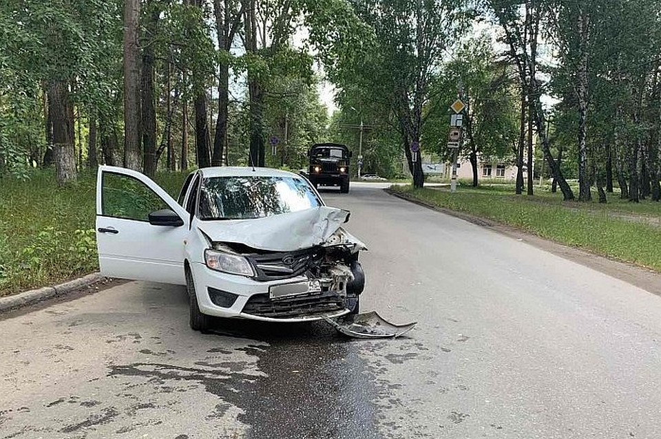 Отечественная легковушка сильно пострадала Фото: пресс-служба Управления ГИБДД по Челябинску