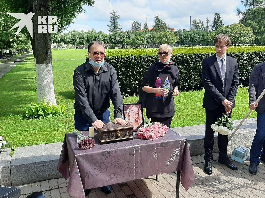 Отец долго стоял возле праха дочери Фото: Роман ЛЯЛИН