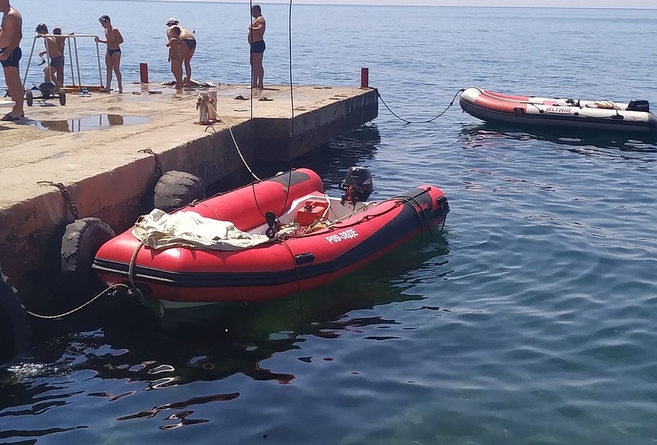 Пока за устрицами ходят на моторных лодках, с планах руководства - приобрести катер побольше Фото: Ирина Жибоедова