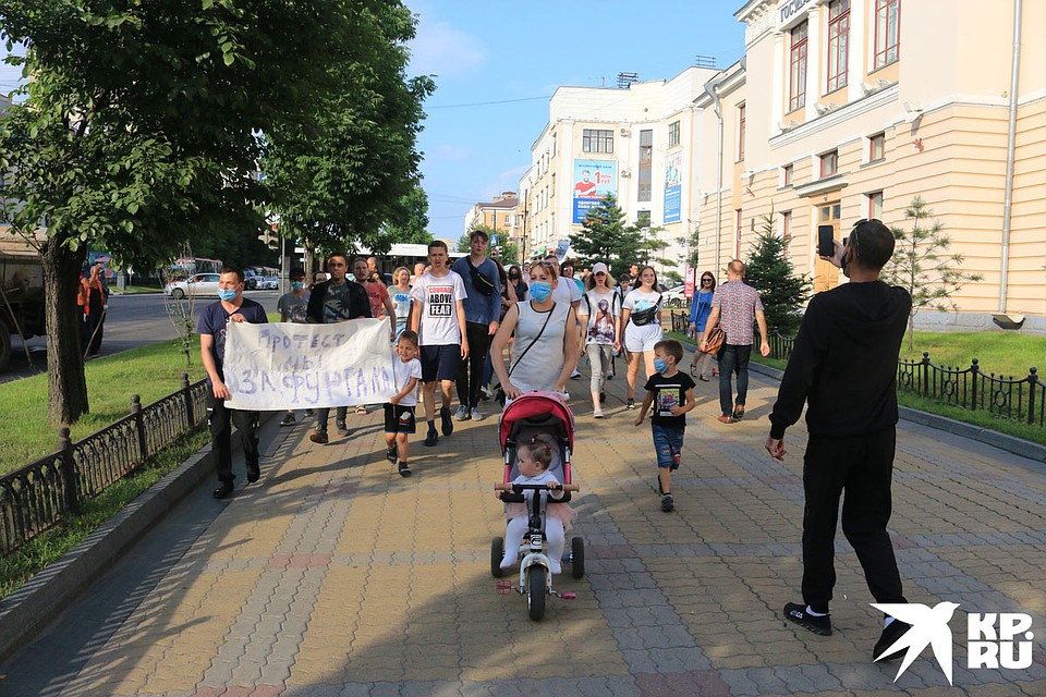 В понедельник на улицы вышло протестовать очень мало людей. Меньше сотни... Фото: Борис КОКУРИН
