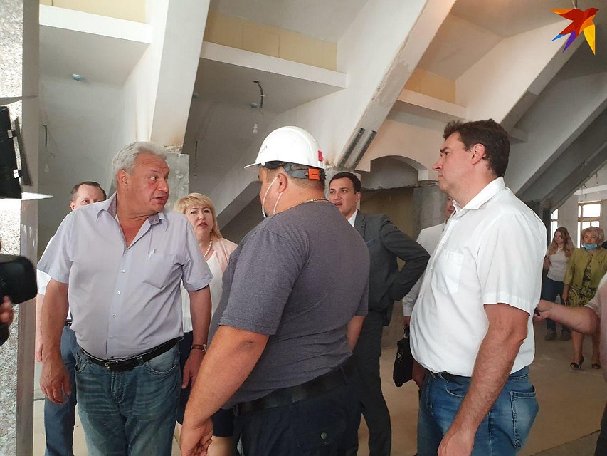 Почетный строитель Леонид Писной высказал подрядчикам несколько замечаний на великом и могучем Фото: Дарья Вострикова