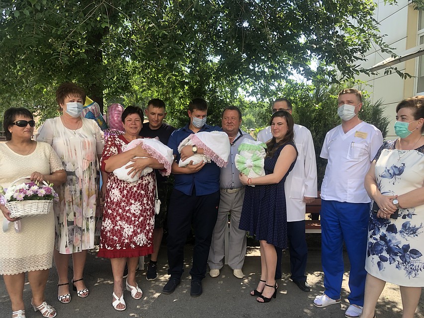 За час до выписки теперь уже многодетный папа с бабушками-дедушками и многочисленной группой поддержки волновался у роддома. Фото: Ольга ГОПАЛО