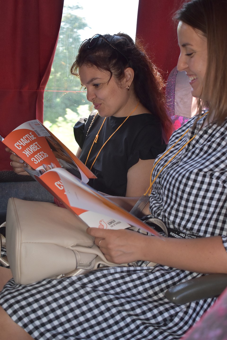 В пути участники подробно изучали информацию, предоставленную застройщиками. Фото: Дадаян Давид
