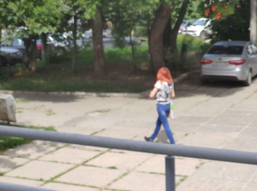 Мать девочки пришла на заседание суда по избрании меры пресечения ее сожителя. Фото: Виктор Правдин