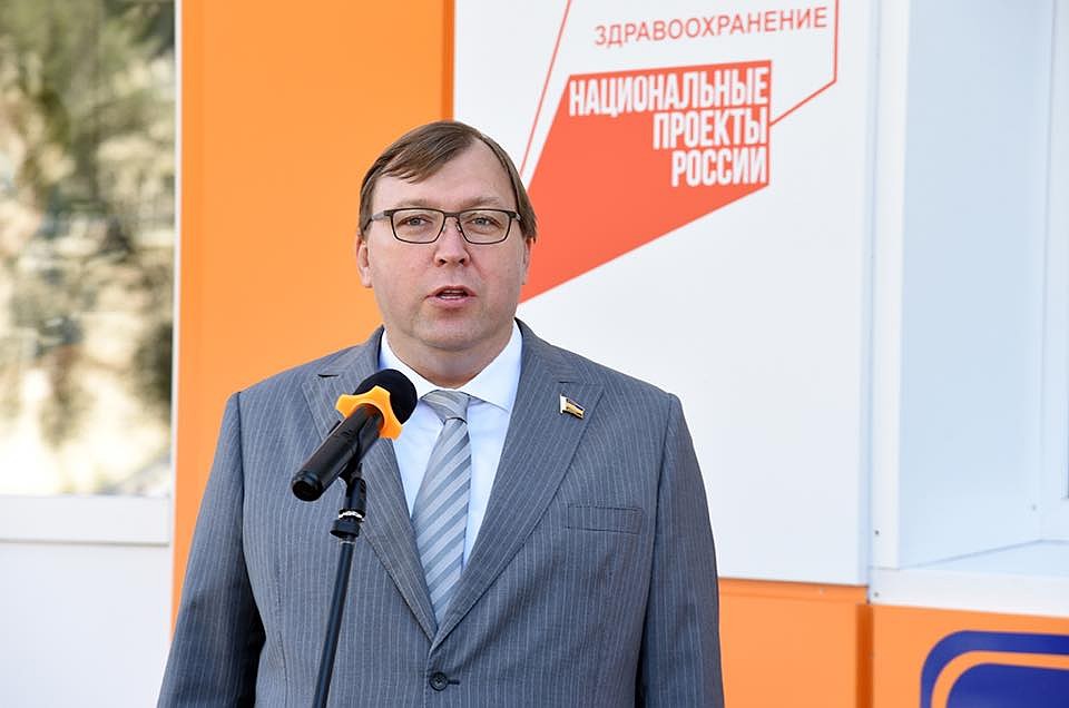 Председатель Законодательного собрания Ростовской области Александр Ищенко принял участие в открытии детского поликлинического отделения № 4 ЦГБ Батайска. Фото: Анатолий Карбинов