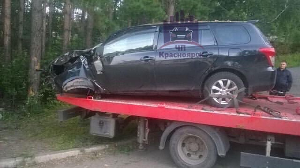 С места ДТП автомобиль увозили на эвакуаторе. Фото: ЧП Красноярск