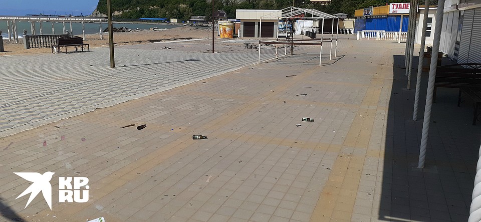 Еще до начала курортного сезона "Комсомолка" лично побывала на пляже в Джубге. Но глава объясняет грязь нерадивостью арендаторов Фото: Евгения ОСТРАЯ